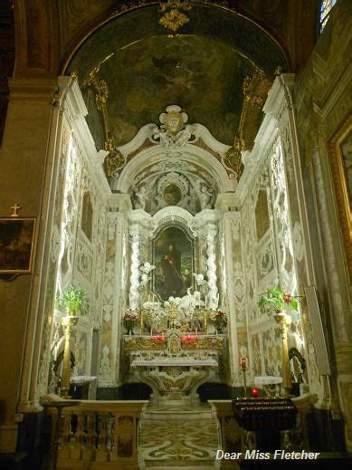 Restauro, curato dalla restauratrice cremonese maria rita signorini, da cui stanno emergendo. Chiesa di San Francesco di Paola a Genova nel 2020 (con ...