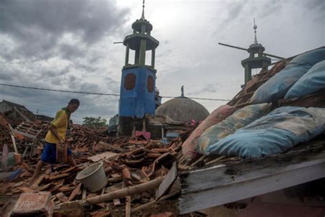 55 Magnitude Quake Strikes Off Central Indonesia
