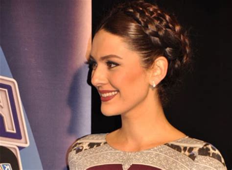 Bergüzar korel'in, iremrecords etiketiyle yayınlanan aykut gürel presents bergüzar korel, vol. جولولي | بيرجوزار كوريل تتألق بالأسود في حفل تكريم زوجها.. صور