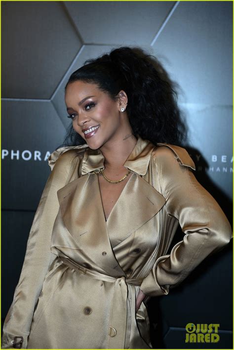 Rihanna Gives a Makeup Tutorial for Fenty Beauty Fans in ...