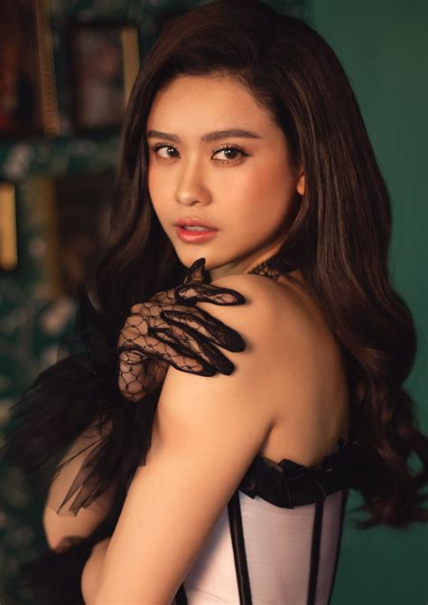 Nhật kim anh, trương quỳnh anh theo mốt đơn sắc. Trương Quỳnh Anh tung bộ ảnh khoe vai trần quyến rũ đón ...