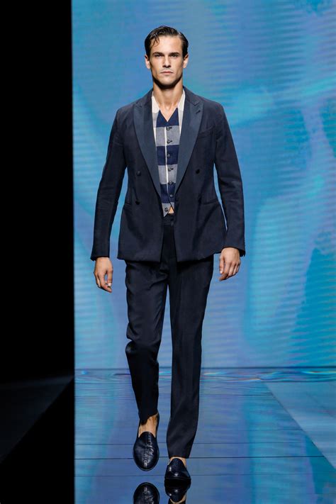 Giorgio armani is using his own money to help the country of italy fight the coronavirus. Giorgio Armani Spring 2021 Fashion Show | The Impression