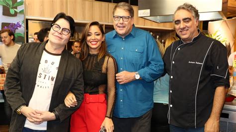 Semanalmente O Apresentador De Um Programa Televisivo