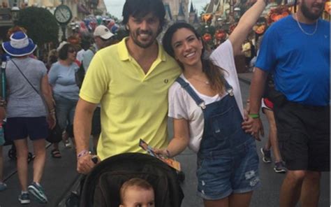 Patricia Abravanel Posa Para Foto Com Marido E Filho Na Disney Quem