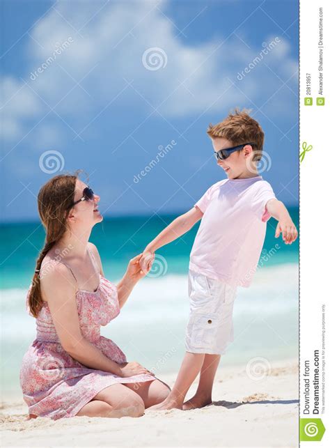 Madre E Hijo En La Playa Imagen De Archivo Imagen De Poco