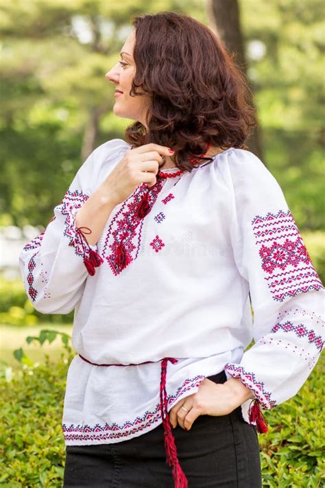 mulher ucraniana no vestido tradicional imagem de stock imagem de senhora mulher 116312165
