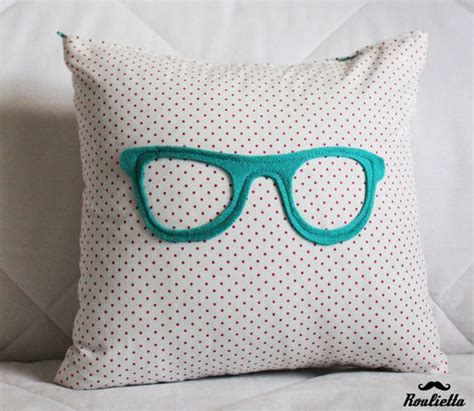 Image discovered by atelier m. DIY - cushion Cute for a teen girls room. | Rugs/curtains ...