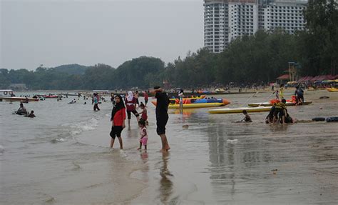 Disajikan pemandangan laut yang indah, penginapan yang selesa ini memberikan anda pelbagai kemudahan yang menarik seperti kolam renang, gym, gelanggang tennis dan pelbagai lagi. Bercuti Ke Pantai Port Dickson - SekiaH BeringiN