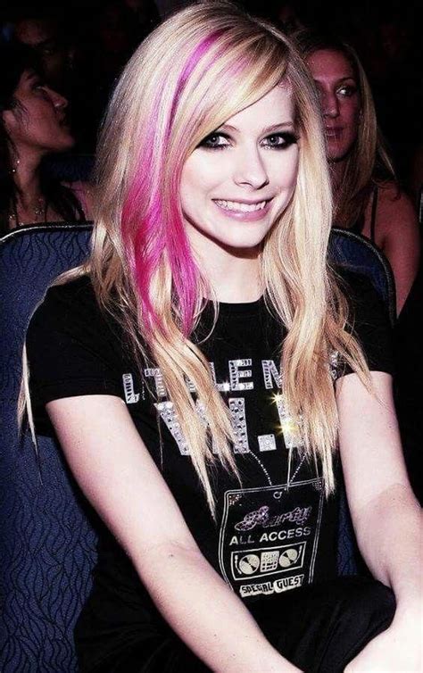 Avril Lavigne New Photo Pink Streaks Blond Hair Hairstyle Avril