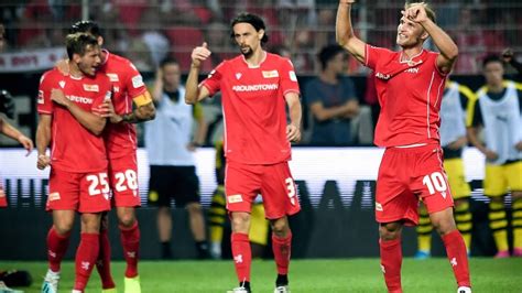 Das hinspiel gewann union mit 2:1. Promovendus Union Berlin stunt met winst op Dortmund | RTL ...