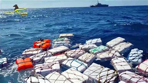 Пакеты с двумя тоннами кокаина найдены в море