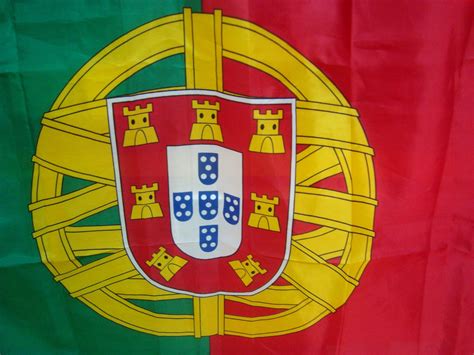 Esta bandeira foi estabelecida com a proclamação da república em 1910. PZ C: bandeira de portugal