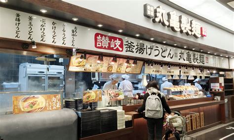 丸亀製麺は全店に製麺機を置いて、打ちたて、茹でたての味を実現。 国産小麦100％にこだわった讃岐うどんのおいしさを、心ゆくまでご堪能ください。 ※ 一部店舗にて価格が異なる場合があります。 ※ だし巻き玉子で牛肉＆お揚げを包んだ「だし玉肉づつみうどん ...