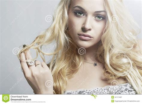 portrait en gros plan de mode de belle femme fille blonde de flirt avec les cheveux bouclés