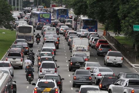 Acm, imediações do shopping da bahia, o trânsito esta intenso. Campanha tenta conscientizar motoristas sobre cuidados no ...