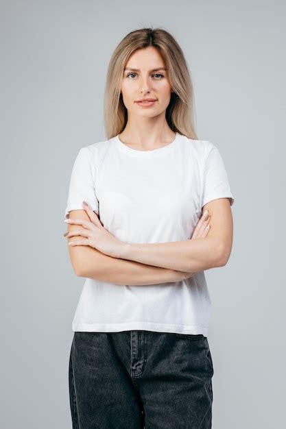 Elegante Chica Rubia Con Camiseta Blanca Posando Foto Premium