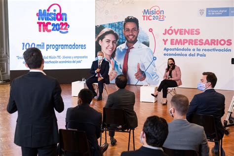 Diferencias frente a otras soluciones del mercado. El presidente Duque, la ministra Karen Abudinen y varios ...