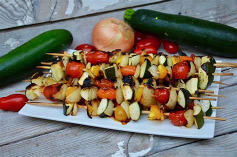 Voici une recette pour faire manger des légumes aux enfants ou tout simplement pour utiliser un reste de ratatouille. Brochettes de légumes, parfaites en accompagnements de ...