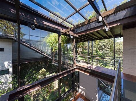 En el caso de la casa en el bosque, también conocida como dutch house, las condiciones ambientales únicas y la difícil topografía del sitio han dado lugar, por parte del arquitecto rem koolhaas, a un diseño con unas interesantes particularidades en respuesta a estos enunciados. la casa en el bosque in mexico city by grupo arquitectura