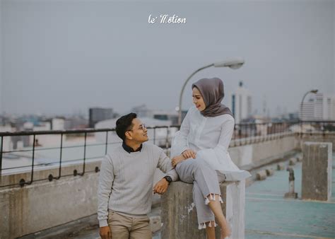 Outdoor di depan bangunan bersejarah (candi). Baju Casual Untuk Prewedding Outdoor - BAJUKU