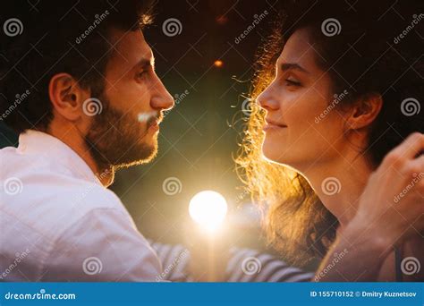 Couple In Love Looking At Each Other With Sexual Passion Affection Lit By Lamp 库存照片 图片 包括有
