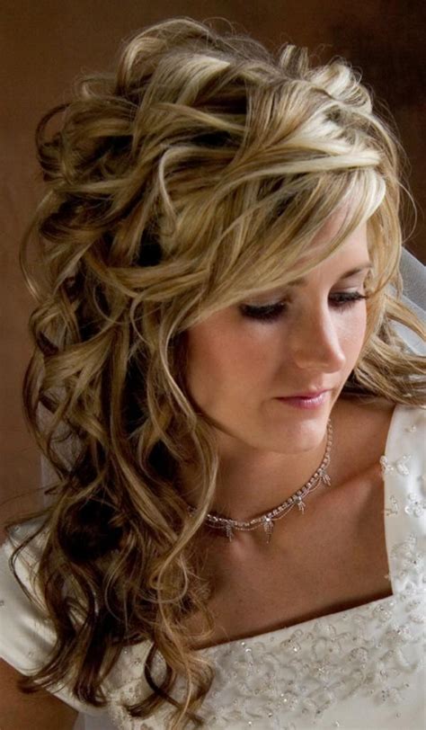 Treat your bridesmaids to one of these glorious hairstyles for your big day! Best Cool Hairstyles: bridesmaid hairstyles half up
