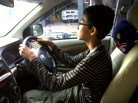 Ini foto tentang spion samping, trotoar, wanita. CocoNotes: Tempat Praktis Beli Mobil Baru untuk Anak SMA