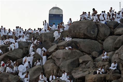 أتفق أهل العلم على كون أفضل الذكر في يوم عرفة هو التسبيح والتهليل والتكبير والتحميد، حيث إن تلك الأمور جمعيها تشمل الثناء على الله سبحانه وتعالى والدعاء والتضرع إليه بأن يرزقنا من الخير كله في. أكثر من مليوني حاج يؤدون الركن الأعظم في عرفة | MEO