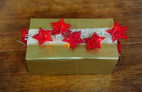 E la ragione principale consta nel fatto che si pensa di non riuscire quasi detto ciò può capitare di dover fare dei pacchetti regalo. Natale 2016 | 5 idee per pacchetti regalo luminosi | Come ...