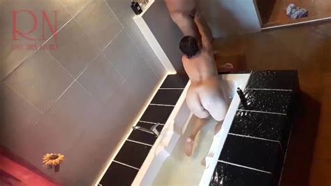 Gucken Voyeur Hausfrau Wäscht Sich In Der Dusche Mit Seife Rasiert