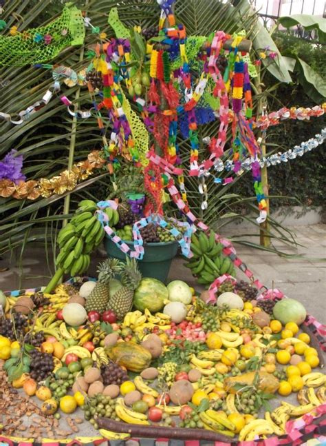 Con flores y cantos se le rinde homenaje a la santa cruz, es de costumbre en todas las poblaciones del país reunirse en el altar de. File:Decorated cross with offerings during the Day of the ...