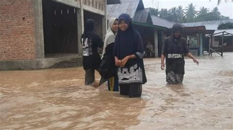 Sungai Batang Ulakan Meluap Ratusan Rumah Di Padang Pariaman Banjir