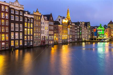 阿姆斯特丹运河尼古拉教堂黄昏荷兰高清图片下载 正版图片300855450 摄图网