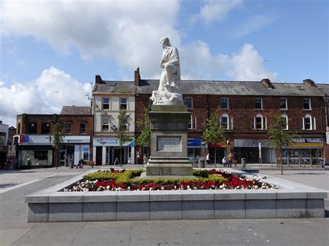 This page displays a detailed overview of the club's current squad. Dumfries, Robert Burns Denkmal an der High Street (11.07 ...