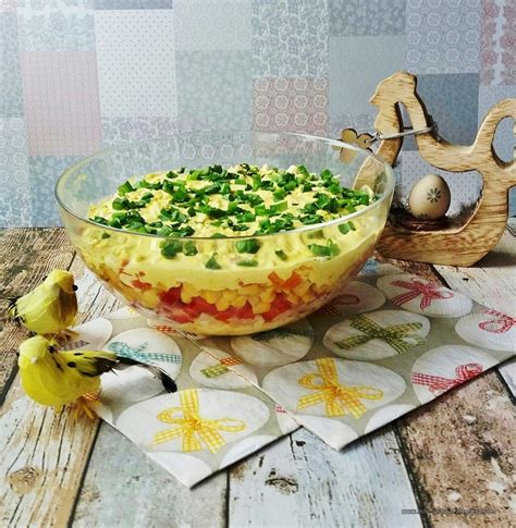 Poniżej pomysł na ozdobną sałatkę wielkanocną. Sałatka Wielkanocna warstwowa - PrzyslijPrzepis.pl