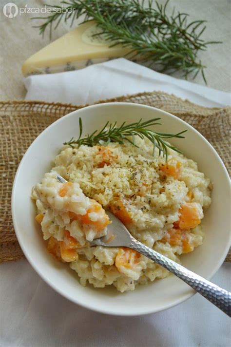 Tritare la cipolla e farla appassire in una casseruola con l'olio, unire il riso e lasciarlo tostare. Risotto con calabaza (cremoso, reconfortante y fácil)