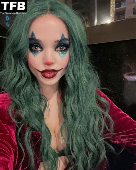 Dove Cameron Sieht In Einem Sexy Joker Kostüm Auf Der Halloween Party