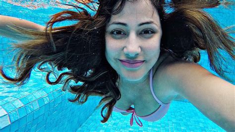 Hina Khan Flaunts Her Curves In Pink Bikini As She Poses Underwater