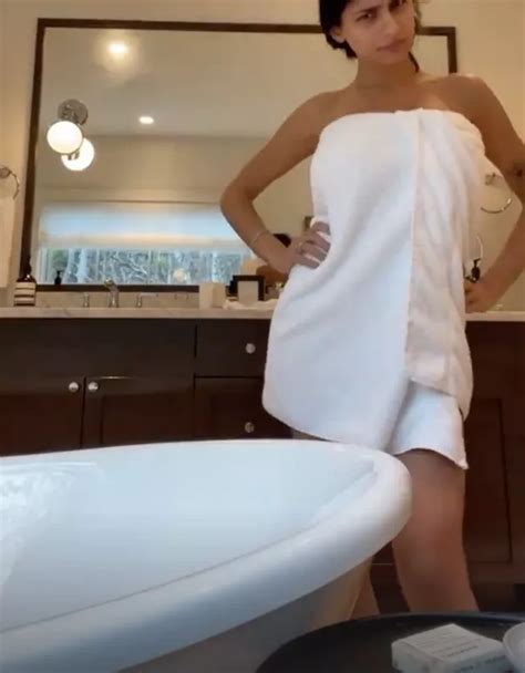 Ex Pornhub Star Mia Khalifa Strips Off For Naked Bath Snap On Hotel Break With Fiancé Daily Star
