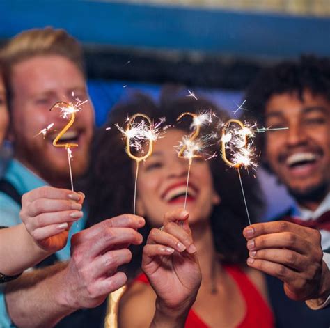 Jeg samler alt jeg kan nå, og se det når jeg trenger et løft. 20 Best New Year's Eve Party Ideas in 2020 - Fun New Year ...