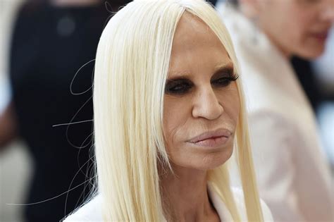 Donatella versace was born on may 2, 1955 in reggio di calabria, italy. Donatella Versace: Θυμάσαι την όμορφη όψη της πριν τις ...