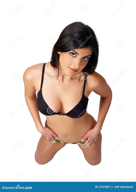 Junge Nah Stliche Frau Beim Bikiniknien Stockbild Bild Von Spaltung