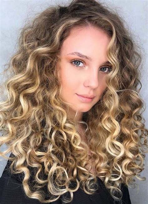 Stunning Long Curly Hairstyles With Blonde Highlights In 2020 Absurd