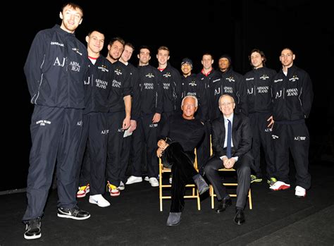 Kyle è una diga contro le ondate offensive di varese e tiene a galla l'olimpia nei momenti difficili. Silvio Muccino e Isabella Ferrari per il Front Row d ...