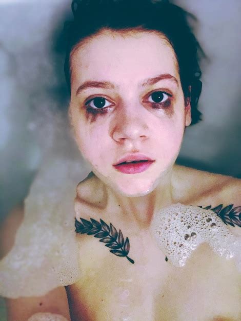 Premium Photo Close Up Portrait Of Shirtless Woman In Bathtub