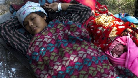 korban gempa nepal melahirkan secara darurat foto