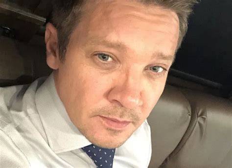 Jeremy Renner deixa hospital após grave acidente com máquina de limpar neve