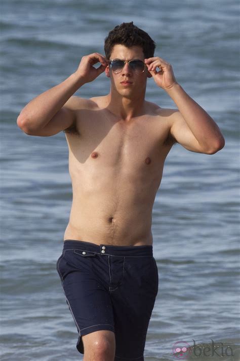 Nick Jonas Presume De Torso Desnudo En La Playa Fotos En Bekia