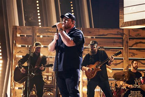 Luke Combs Crowned 2021 Cma Awards Entertainer Of The Year