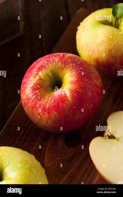 Raw Organic Honeycrisp Apples Ready To Eat Stock Photo Alamy